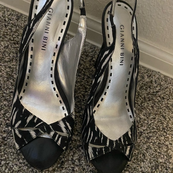 Size 6.5 Gianni bini zebra stripe heels - Picture 4 of 6